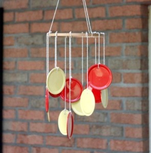 wind-chime-summer-diy-crafts-from-old-paint-box-caps-in-white-and-red-color